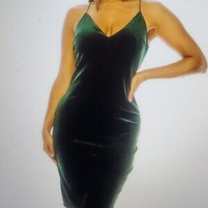 B. Smart Velvet Holiday Green Bodycon Dress – Juniors’